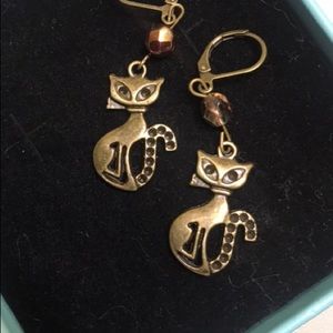 Dangle earrings with cats